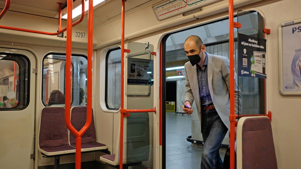 Glosa: Anarchie v metru, cestující nám sedí čím dál tím hůř